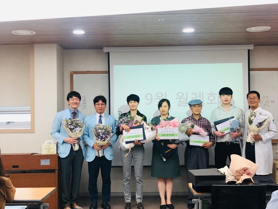 10년 장기근속단체사진.jpg