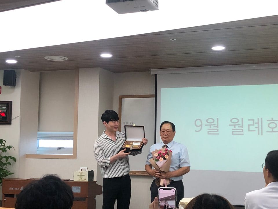 김완섭 퇴임 선물.jpg